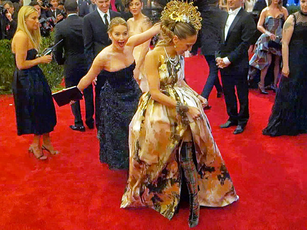 Jennifer Lawrence "photobombs" Sarah Jessica Parker as Marion Co